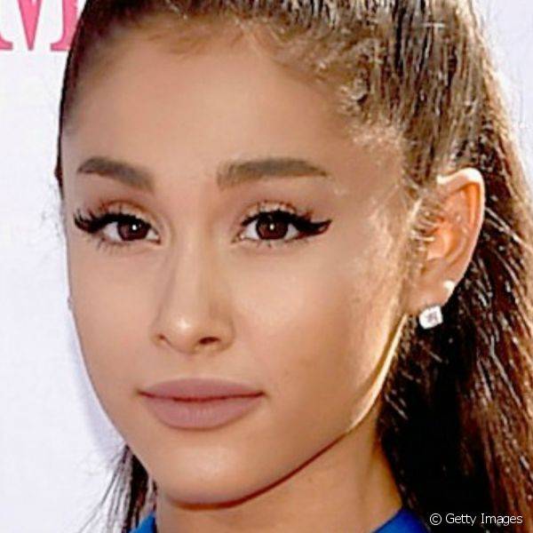 Ariana Grande usou o seu tradicional gatinho puxado, com sobrancelhas definidas e c?lios posti?os e, nas unhas, ela apostou no esmalte branco